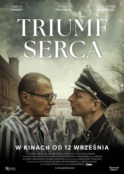 Plakat promujący film "Triumf serca" w GO KINO Oława. Zdjęcie przedstawia zbliżenie na aktora, który gra św. Maksymiliana Marię Kolbego. Jest on w stroju więźnia obozu koncentracyjnego. Ma zmęczoną, ale spokojną twarz, a w jego oczach widać głęboką wiarę. Tło jest ciemne i niewyraźne, co podkreśla dramatyzm sytuacji. U góry plakatu znajduje się tytuł filmu.