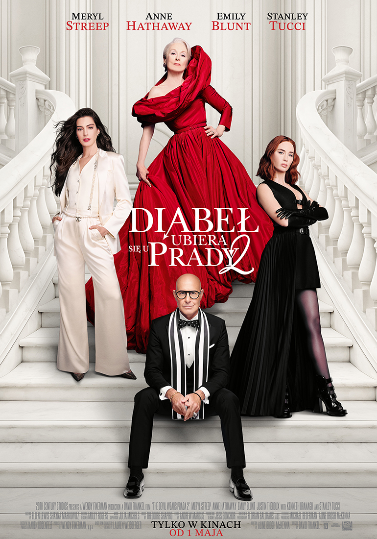 Plakat filmu "Diabeł ubiera się u Prady 2" przedstawiający Meryl Streep, Anne Hathaway, Emily Blunt i Stanleya Tucciego na białych, eleganckich schodach. Od 1 maja w GO KINO Oława.