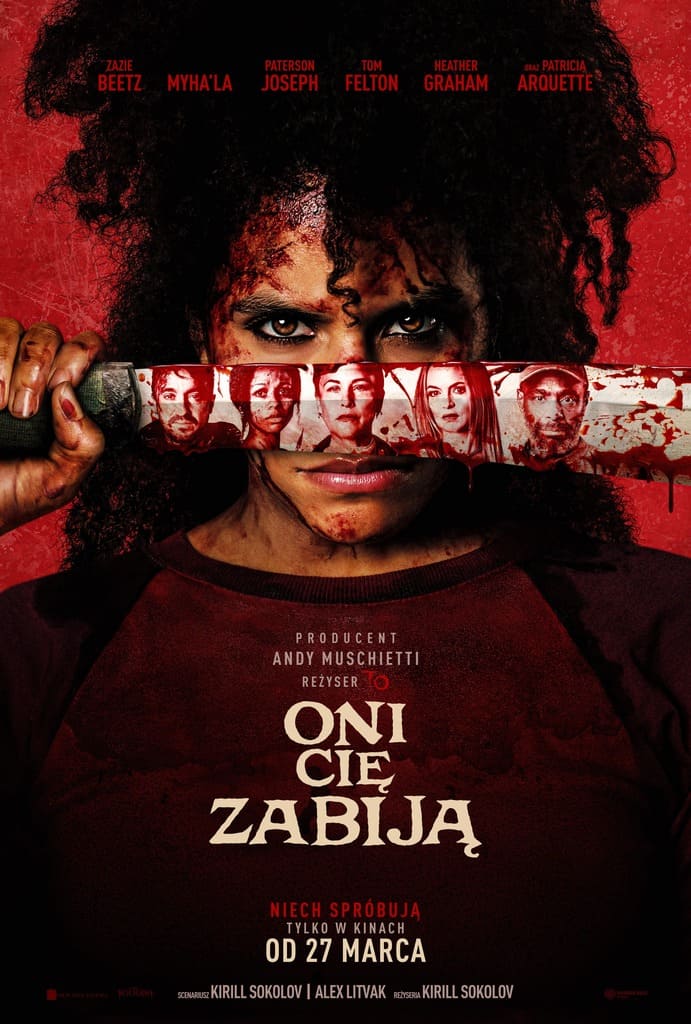 Zakrwawiona Zazie Beetz trzymająca przy twarzy wielki nóż kuchenny, w którego odbiciu widać postacie oprawców – plakat filmu Oni cię zabiją w GO KINO Oława.