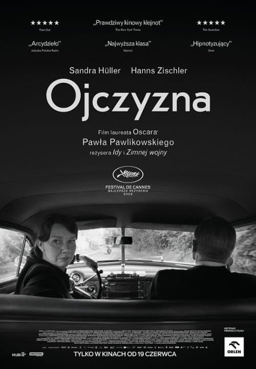 Czarno-biały plakat filmu „Ojczyzna” w reżyserii Pawła Pawlikowskiego. Widok z tylnego siedzenia samochodu na siedzącą parę: kobieta patrzy w stronę obiektywu, mężczyzna jest odwrócony tyłem.