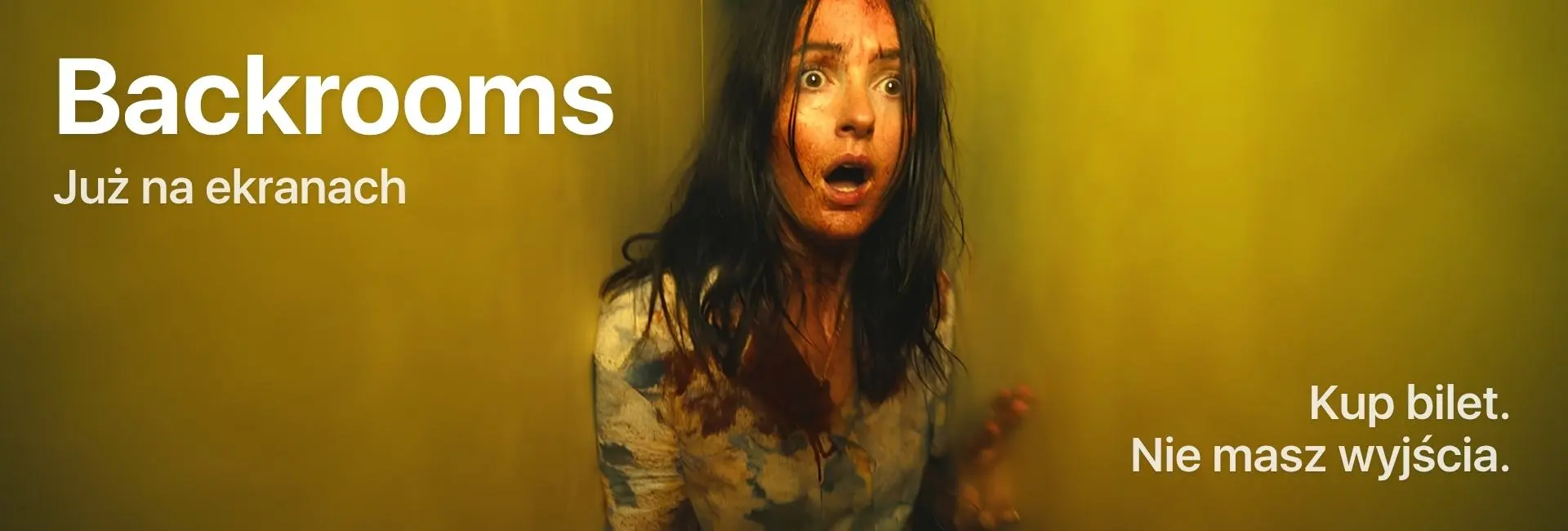 Baner filmu „Backrooms” – przerażona kobieta w żółtym pomieszczeniu, już na ekranach, GO KINO Oława