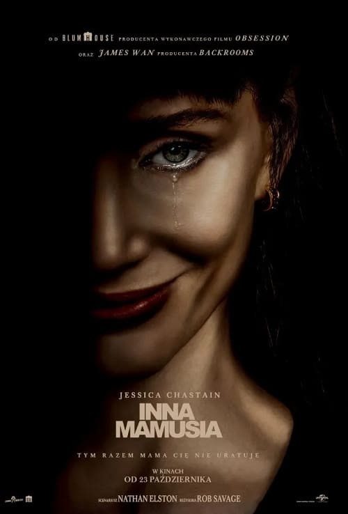 Mroczny plakat filmu Inna mamusia z uszczęśliwionym, niepokojącym uśmiechem zniekształconej twarzy i łzą pod okiem – seans w GO KINO Oława.