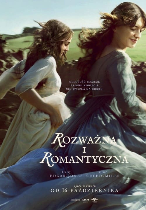 Plakat filmu Rozważna i romantyczna w GO KINO Oława przedstawiający dwie kobiety w sukniach z epoki biegnące przez wiejski krajobraz.